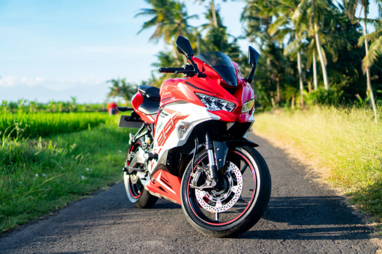 Kawasaki Ninja ZX25R ABS 4 cylinders Red for rent in Bali