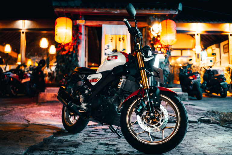 Yamaha XSR 155 “60th” White للإيجار في بالي