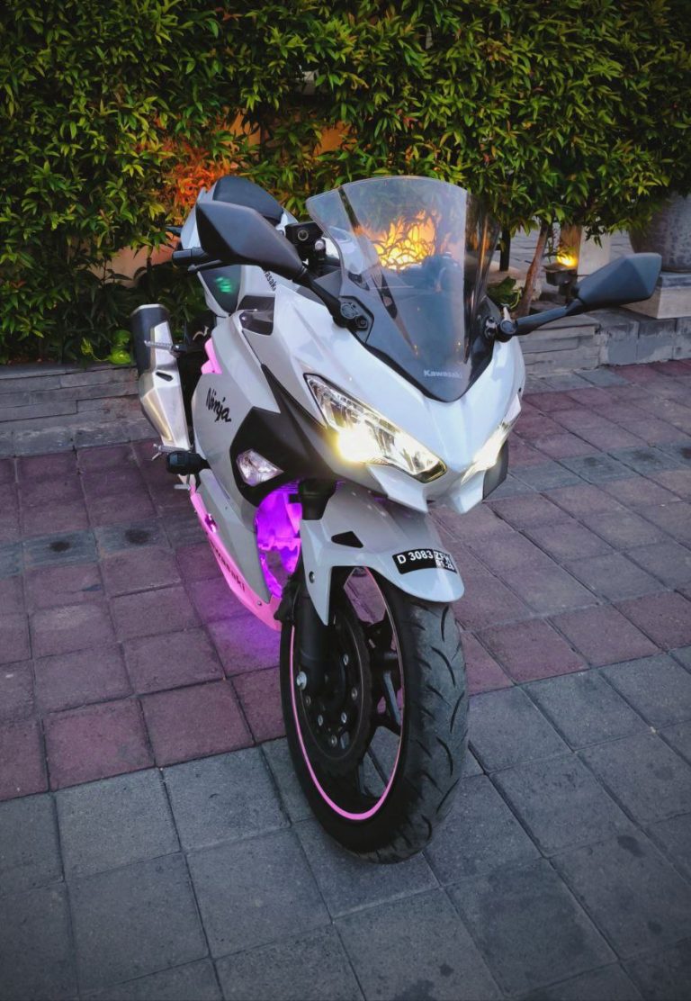Kawasaki Ninja 250 ABS KEYLESS Grey/Pink for rent in Bali